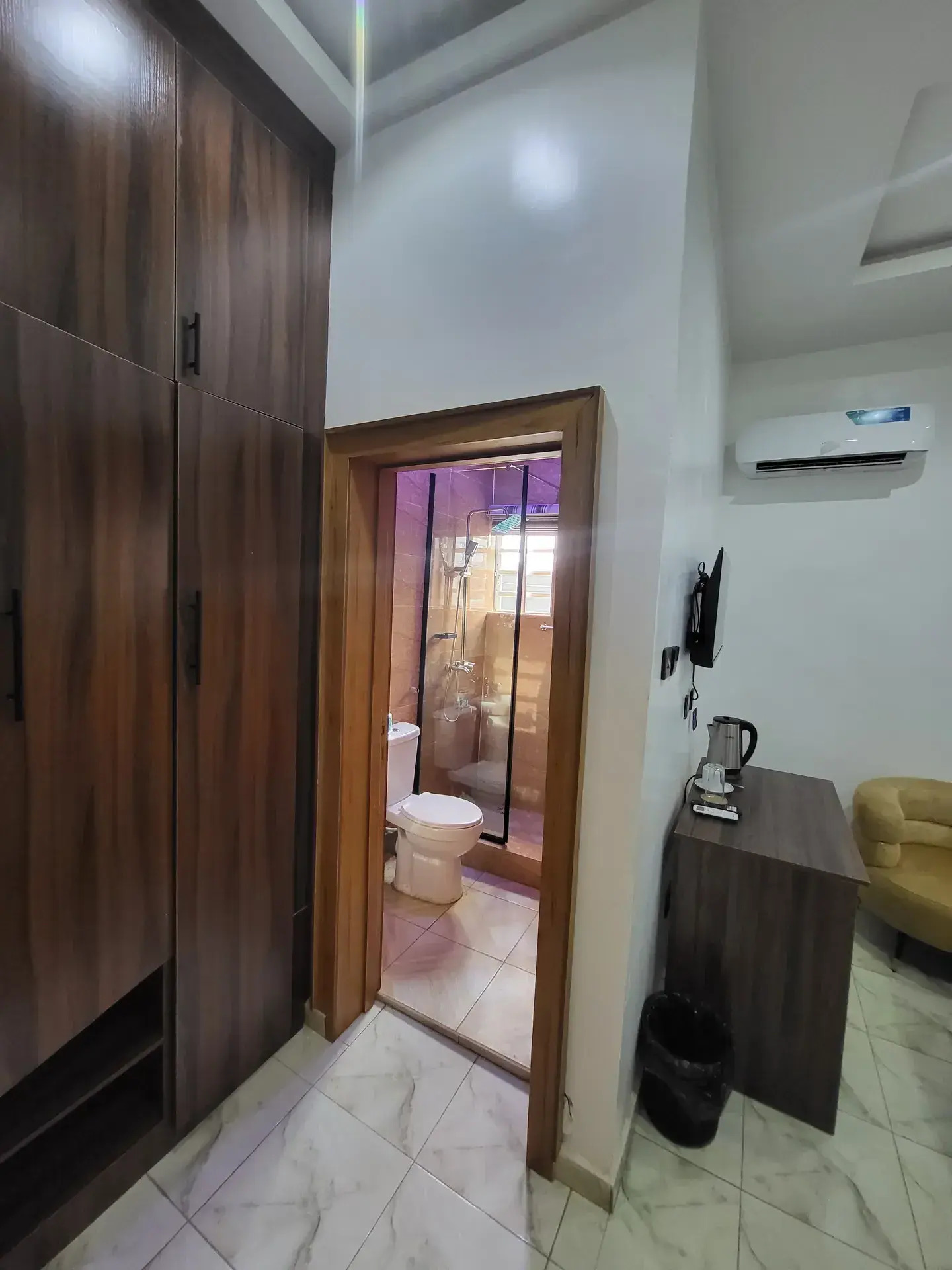 https://pub-ff955b52a60f4b389a6ebb266e2b8bbd.r2.dev/images/First Room Downstairs/20260516_165402.jpg.jpg | Kedo Hotel and Suite